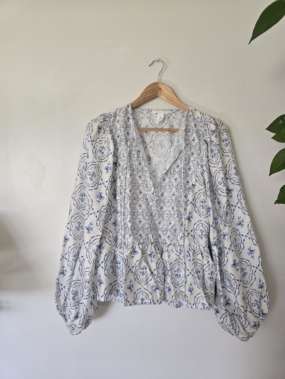 H&M Size M Flowy Blue White Bohemian Womens Blouse Lightweight Top